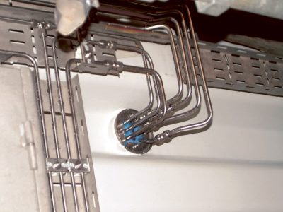 Компактное расположение кабелей и труб с высоким уровнем герметизации